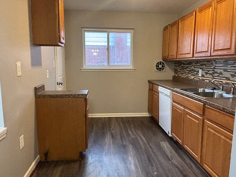 1636 Kenwood St — Photo 5