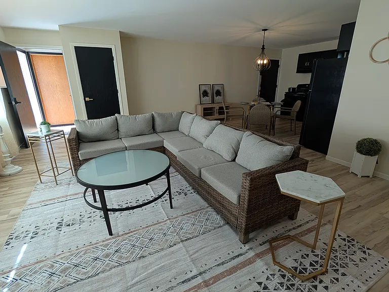 106 W Rose Eld Rd — Photo 10