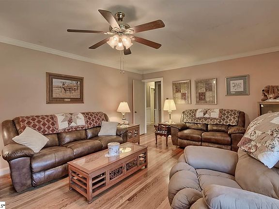 3rd image of 15 Forest Cir