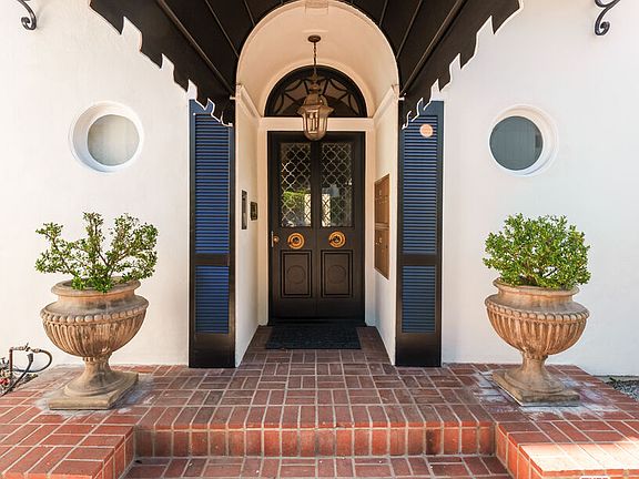 4th image of 1014 N Doheny Dr