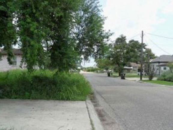 Exterior Neighborhood (street photo)