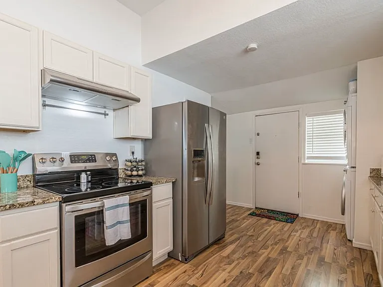 506 E Ashby Pl — Photo 5