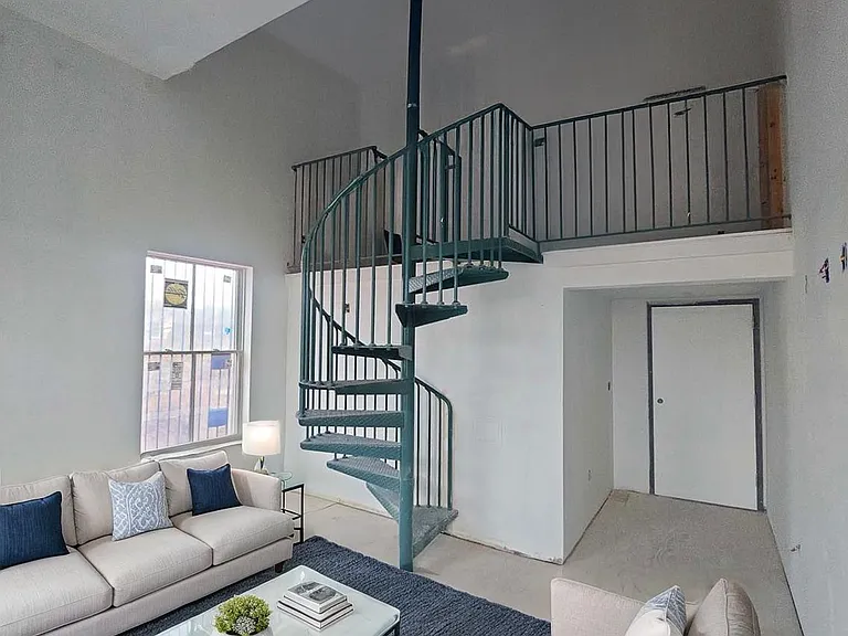 1031 E Monument St #7 — Photo 1