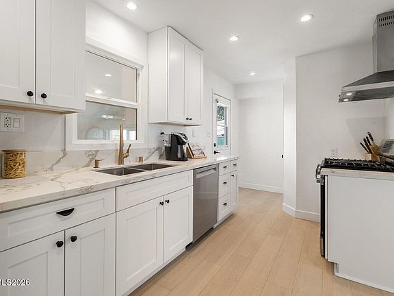 5th image of 939 Bates Ave