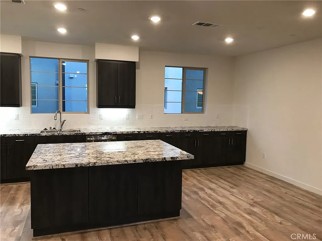 3 bed, 3.5 bath, 2036 sqft, $4,900 — Photo 4