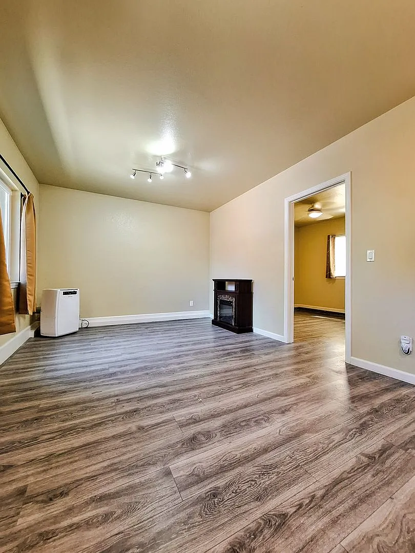 Beautiful 1bd Cottage Recently Remodeled - Accepting Cats — Photo 4