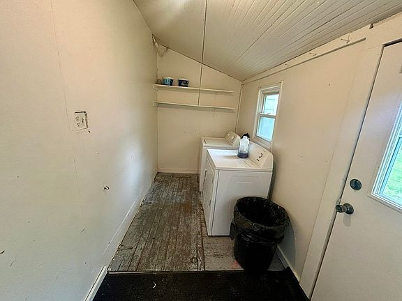 5th image of 220 W Beech St