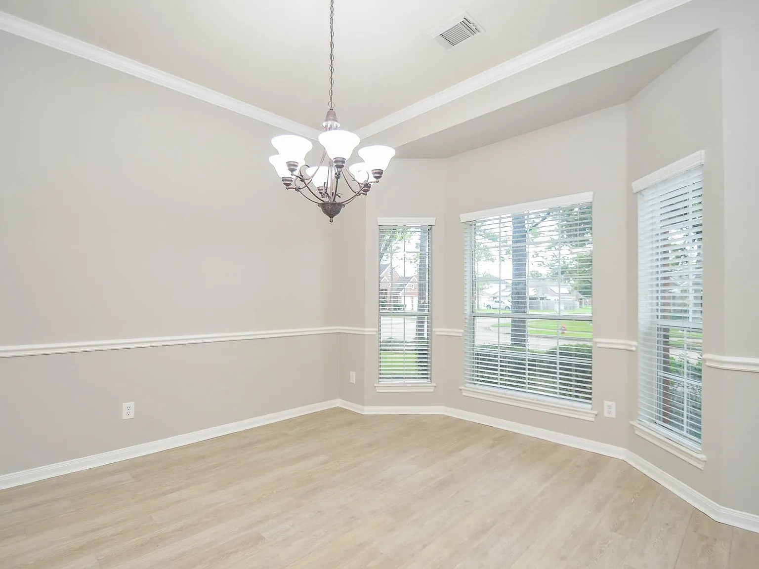 3 bed, 2.0 bath, 2203 sqft, $3,000 — Photo 3