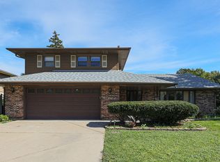 1601 N Rosetree Ln, Mount Prospect, IL 60056