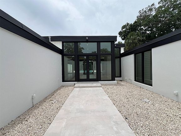 3rd image of 5127 S Braeswood Blvd