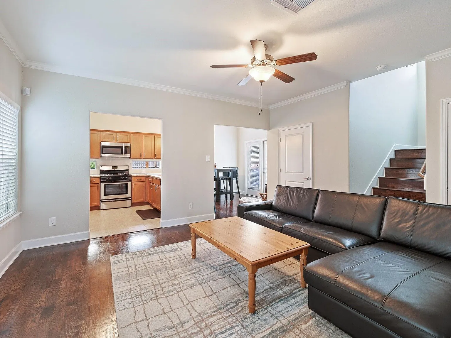 3 bed, 2.5 bath, 1561 sqft, $2,400 — Photo 3