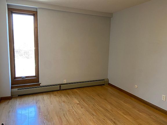 5th image of 633 Robert St S