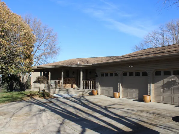 1216 Summit Dr, Mitchell, SD 57301