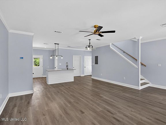4th image of 79 Oak Alley Ln