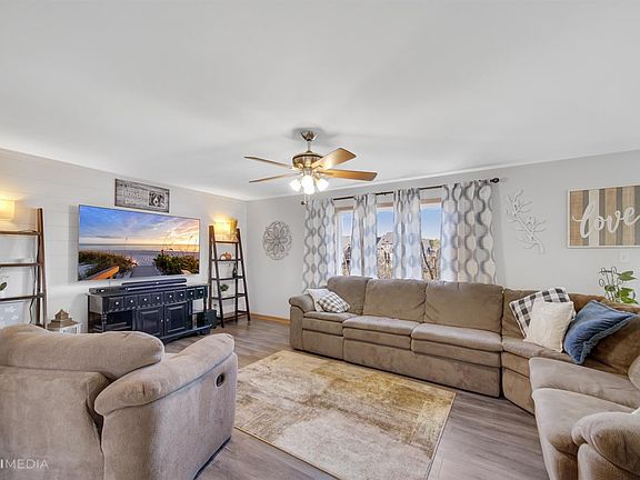 5th image of 9750 Hohman St