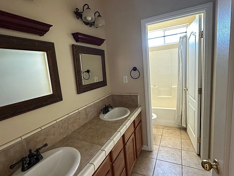 746 Jersey Ct — Photo 16