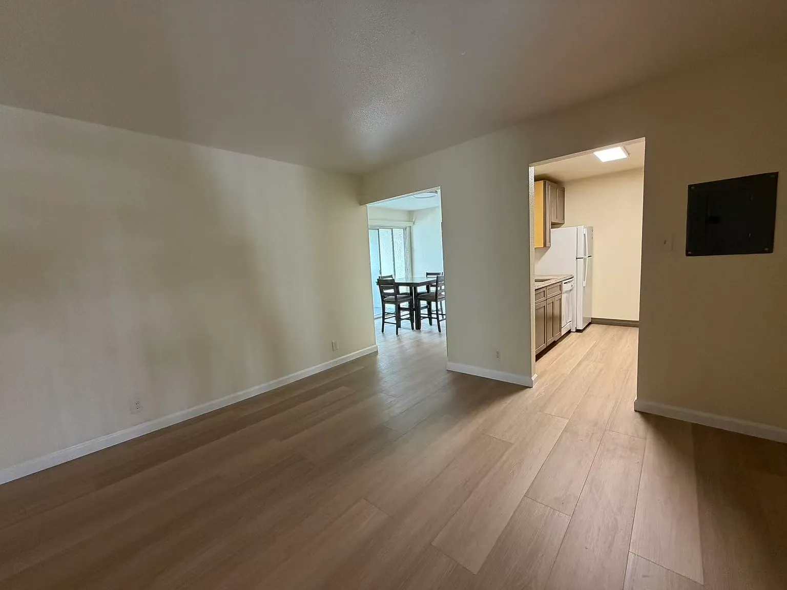 3 bed, 900 sqft, $2,700 — Photo 2