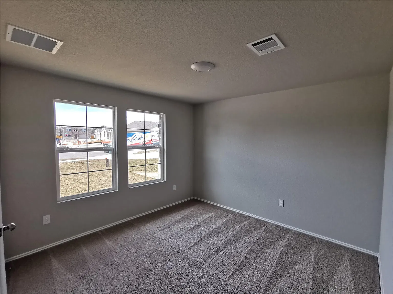 4 bed, 2.0 bath, 2032 sqft, $2,100 — Photo 4