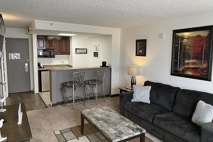 2020 Menual Blvd NE — Photo 4
