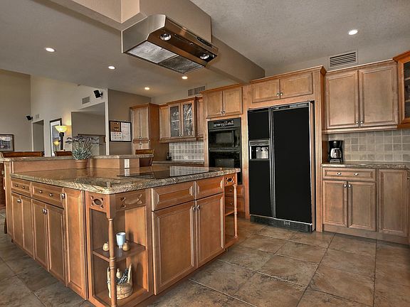 Large Kitchen with Island