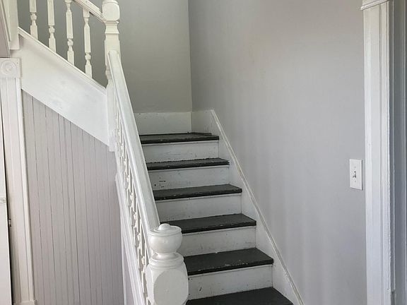 3rd image of 1601 E Illinois St