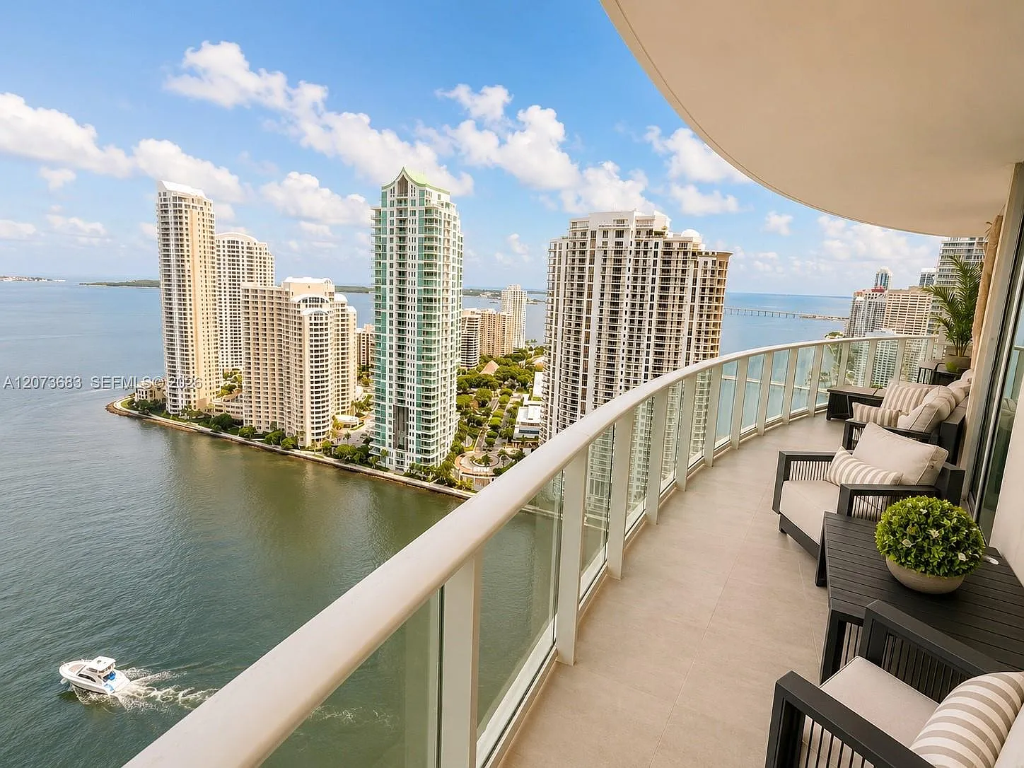 Met 1 Condo — Photo 2