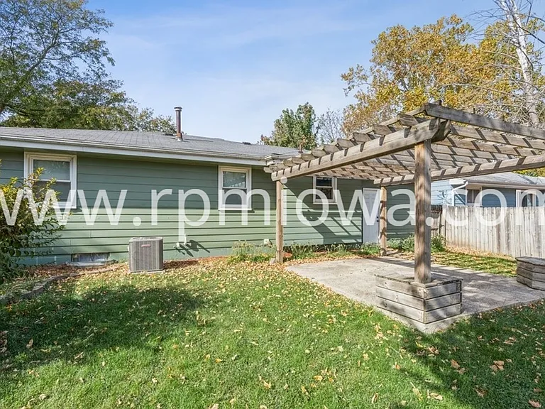 221 SW Scott St — Photo 13