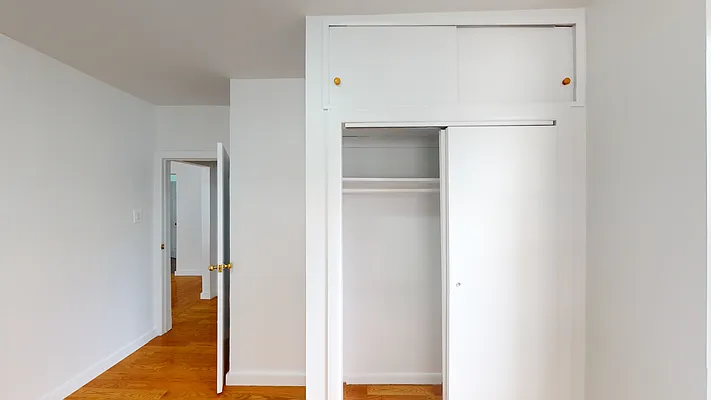 Sold by Thomas Lipovetsky, LREB | media 43