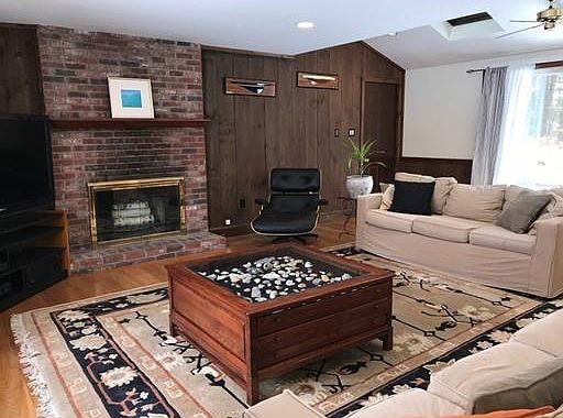 4th image of 447 Massapoag Ave