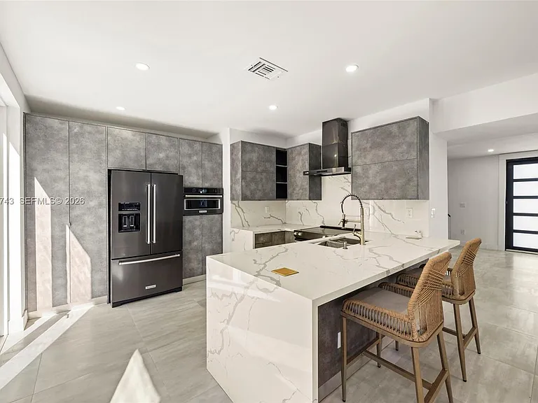 Royal Palm Ave — Photo 4