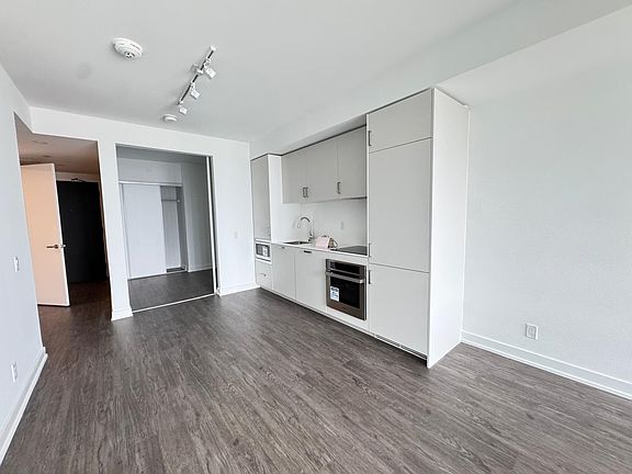 5th image of 89 Queen St E #3999