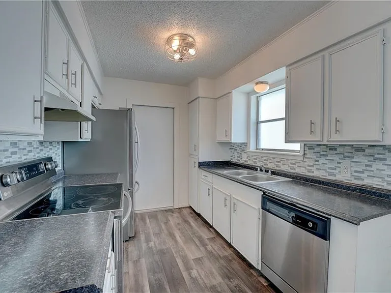 2310 Vialoux Dr — Photo 7
