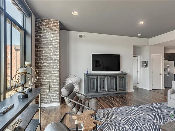 5th image of 401 E Boyd St Suite 204