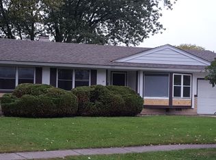 34 Wildwood Rd, Elk Grove Village, IL 60007