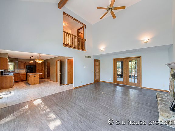 4th image of 3046 Country Ct