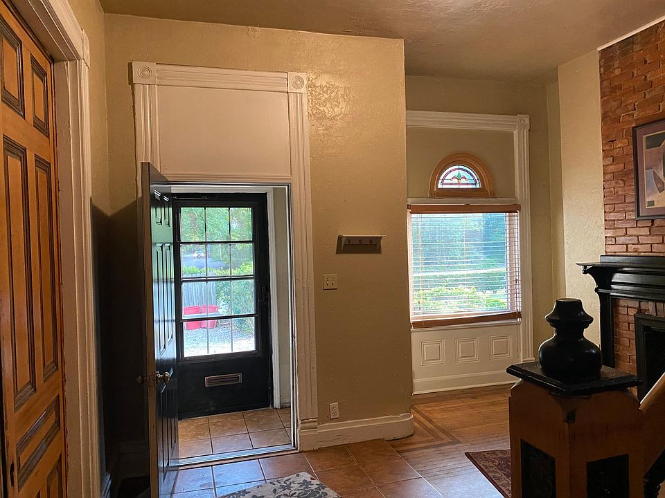 beautiful & spacious front foyer