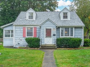 32 Woodland Dr, Hasbrouck Heights, NJ 07604
