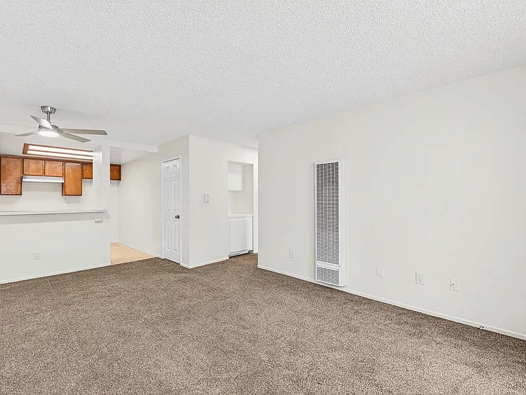 1075 Loma Ave — Photo 2