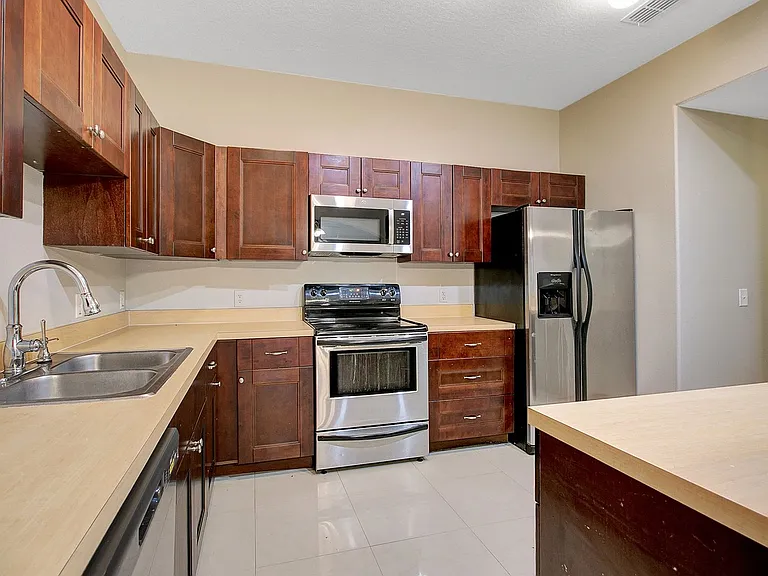 225 E Pine Ave — Photo 6