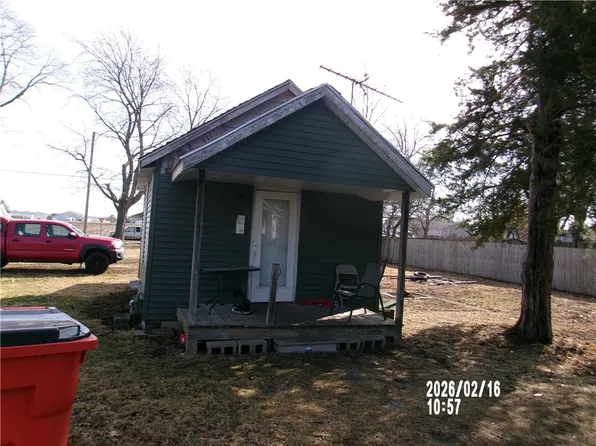 221 N 12th St, Charleston, IL 61920