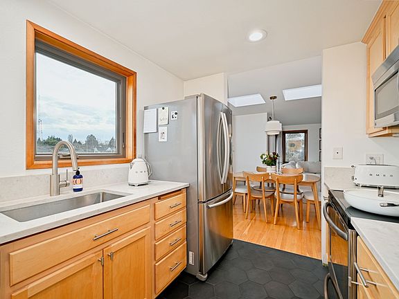 5th image of 2101 Nob Hill Ave N APT 3A