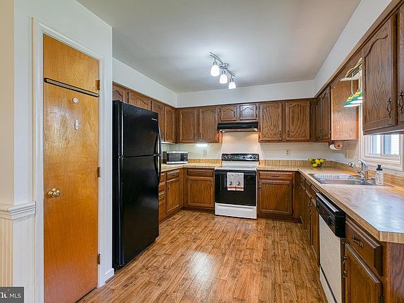 Plent of cabinet space and counter top