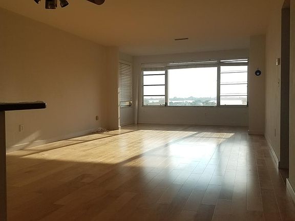 3rd image of 55 Harbor View Ln APT 302