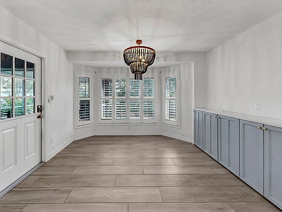 Dining or Nook w/ Coffee Bar (we used this area with a couple of leather chairs to read and sip coffee in the morning).