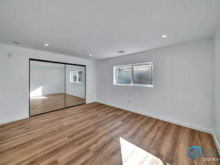 11845 Hamlin St — Photo 17