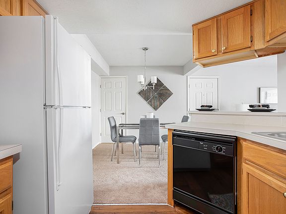 Spacious Kitchen and Dining Area - Bennington Pond Apartments