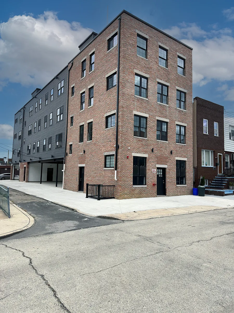 Photo 1 of 30 - 2809 S Warnock St #3 - Philadelphia, PA Primary Photo - 2809 S Warnock St #3