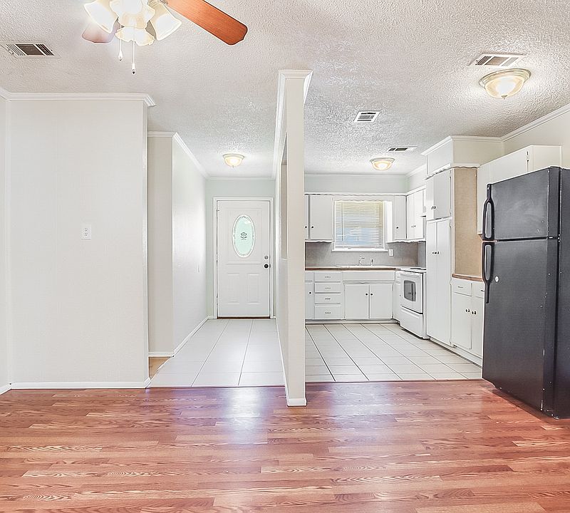 1st image of 101 S Cherry Ln