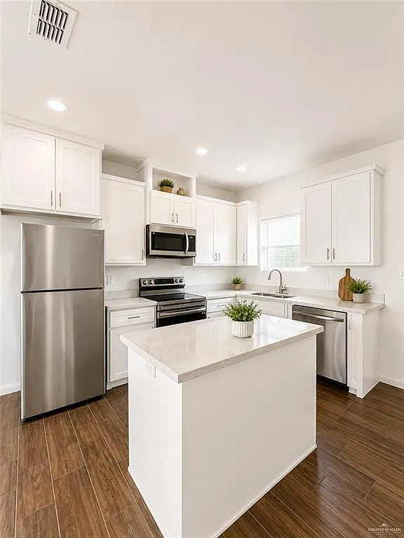 3 bed, 2.0 bath, 4306 sqft, $1,200 — Photo 4