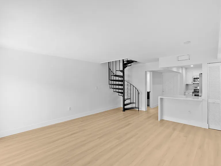 3234 W Trade Ave — Photo 4